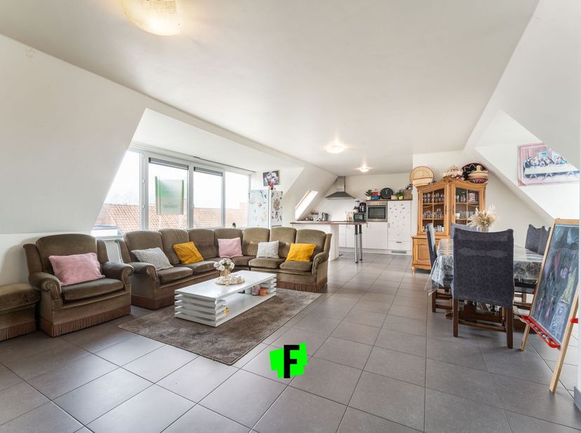 Dit ruime appartement, gelegen in het centrum van Meulebeke telt 3 slaapkamers en is te bereiken via zowel de trap als lift. Dankzij de centrale liggi