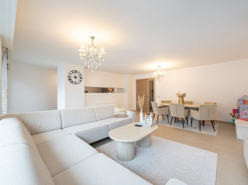 In het hart van Wommelgem vinden we dit recent investeringsappartement terug (Bj. 2005) in een mooi gebouw met parking . Met een bewoonbare oppervlakt