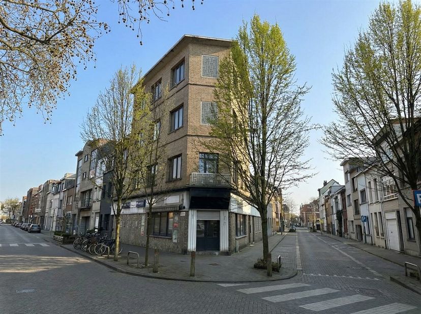 Hoekpand met 2 adressen  café + 3 appartementen + eensgezinswoning  Antwerpen (Boomsesteenweg / Zandvlietstraat)<br />
Uniek investeringspand in Antwe