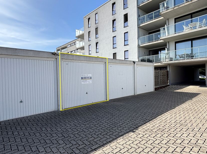 Garage te huur in Brugse Steenweg 15 bus G17,
                    8630 Veurne