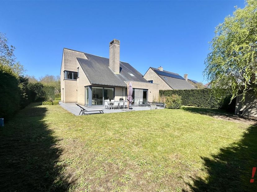 Villa de qualité dans un quartier résidentiel proche du parc Flamincka, du centre du village de Jabbeke et de l'autoroute E40.<br />
Cette propriété c