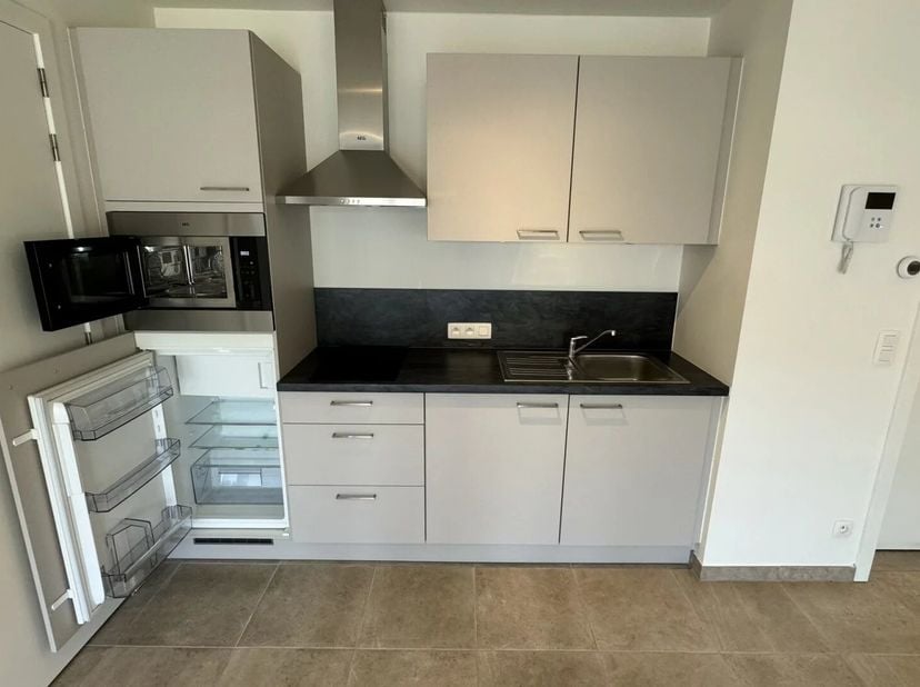 Deze flat is gelegen in residentie Gaudium in de Guido Gezellestraat te Mol, op wandelafstand van het centrum waardoor de nodige faciliteiten (winkels