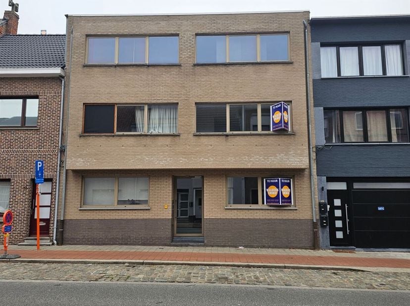 Dit instapklare 1-slaapkamerappartement bevindt zich aan de Sint-Bernardsesteenweg 55-57 in Hemiksem. <br />
Het appartement ligt op de eerste verdiep