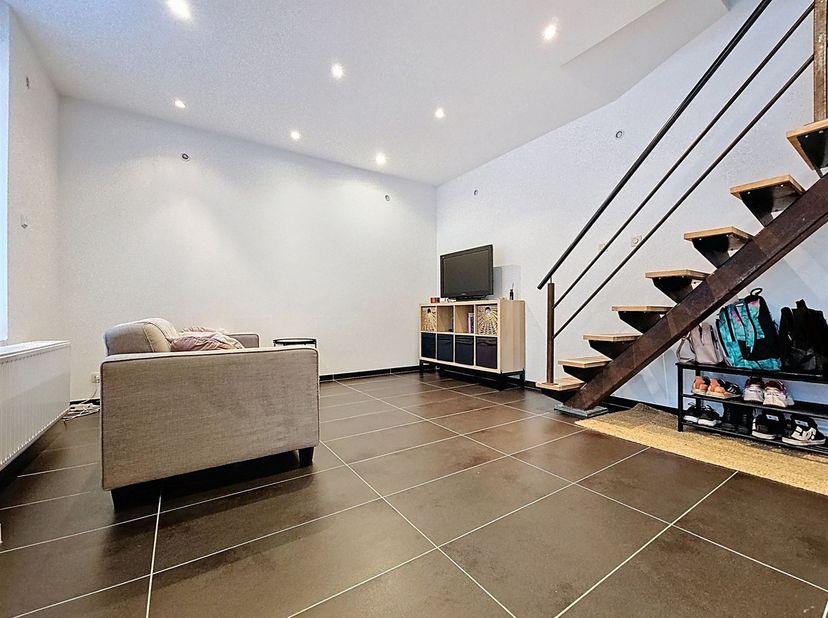 Prix: Offre à partir de 195.000 euros, frais d'agence non inclus et à charge de l'acquéreur.<br />
<br />
Chouette maison habitable rapidement et co