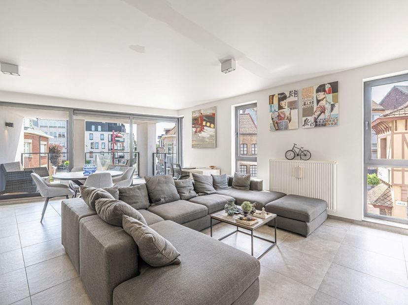 Schrijf je in op het bezoekmoment op zaterdag 29 augustus via onze website:<br />
https://benjaminverkoopt.be/panden/recent_hoekappartement_met_2_slaa