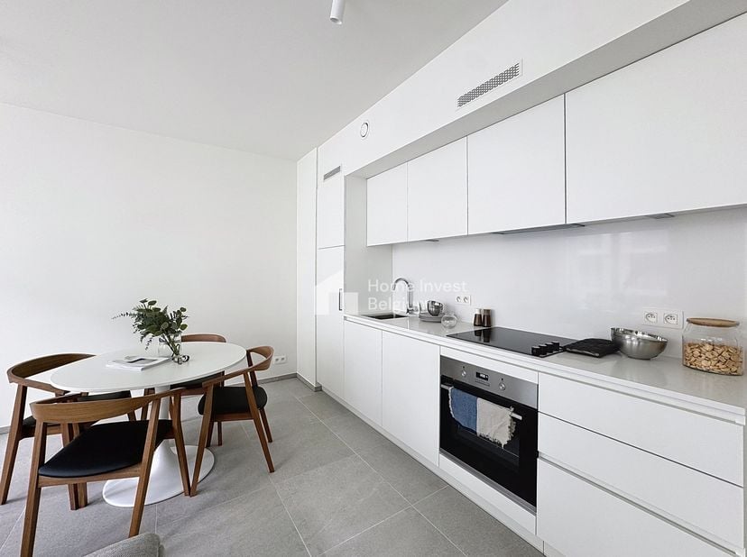 Gemeubeld prachtig appartement in een luxe gebouw. Indeling: hal, apart toilet, woonkamer, open keuken (keramische kookplaat, oven, koelkast, vaatwass
