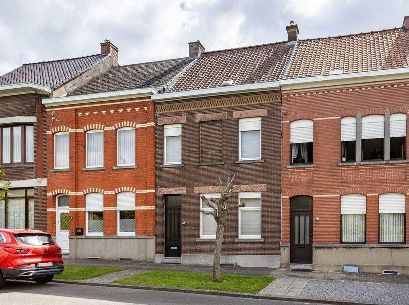 Deze goed onderhouden rijwoning gelegen in de Walenweg te Ronse bevindt zich op een gunstige locatie en biedt tal van mogelijkheden voor wie op zoek i