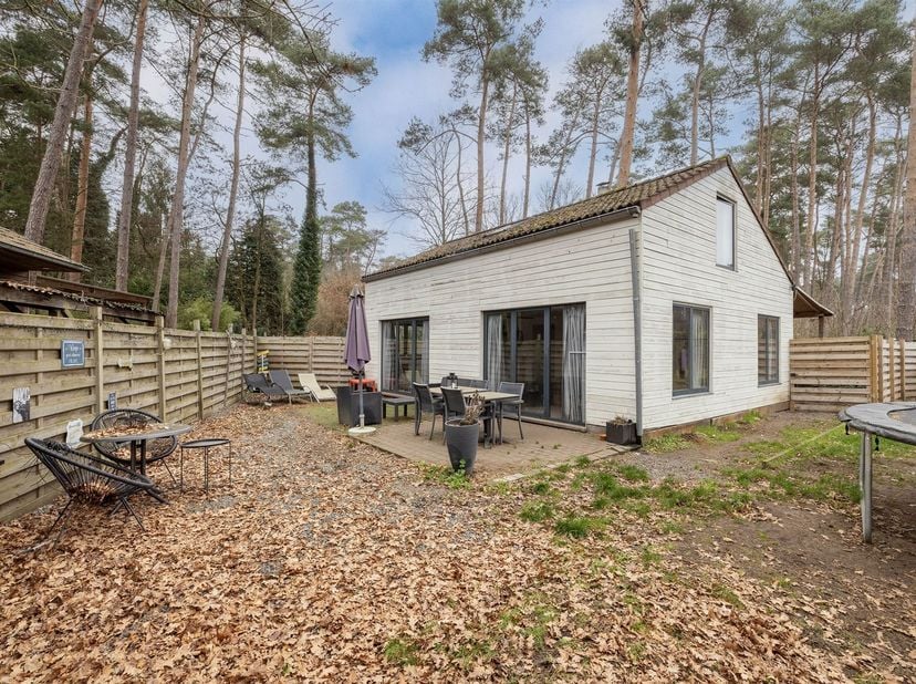 Chalet met 2 slpk op circa 10a02ca<br />
<br />
Ligging: Rustig gelegen in een groene omgeving met alle faciliteiten in de nabijheid. Tevens zijn de
