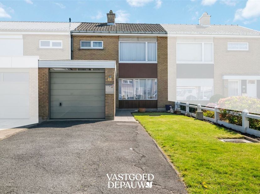 Ontdek deze lichtrijke, ideaal gelegen woning in een rustige straat en op wandelafstand van het centrum van Oostkamp. Dankzij de uitstekende ligging b