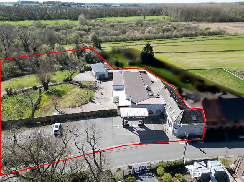Vastgoedcomplex met tal van commerciële ontwikkelingsmogelijkheden op +/- 1 hectare 14,51 are aan de Frans-Belgische grens.<br />
Het eigendom bestaat