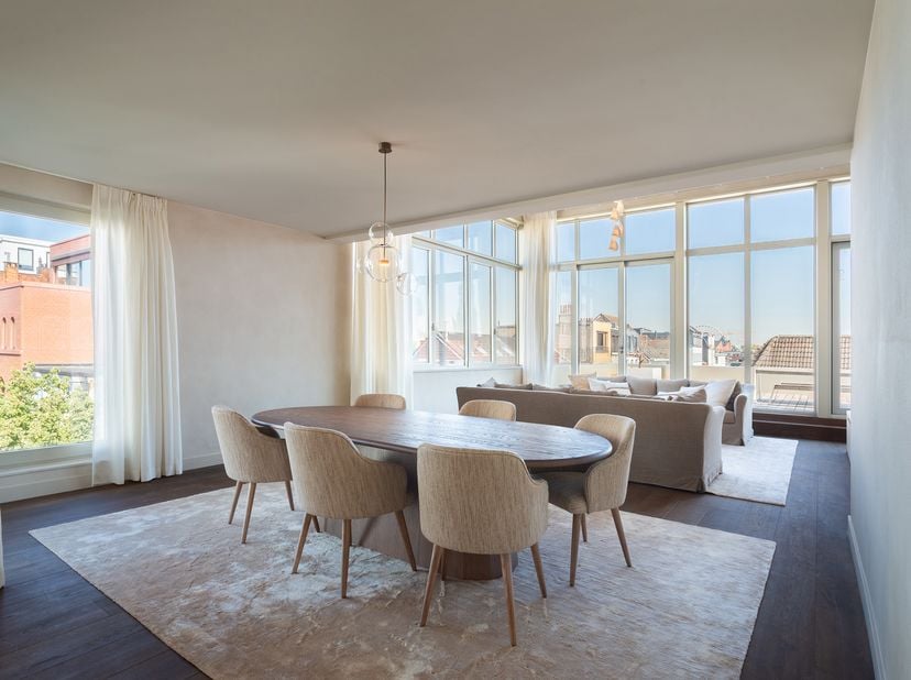 Dompel u onder in luxe en maak kennis met deze luxueuze penthouse van ca 285 m² die recent tot in de puntjes werd afgewerkt. Deze renovatie werd nauwk