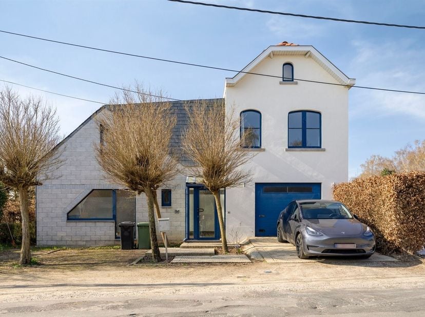 Prachtig gerenoveerde villa op een ruim perceel van +/- 33 are te Jezus-Eik. De villa omvat een bewoonbare oppervlakte van +/- 250 m² met: ruime inkom