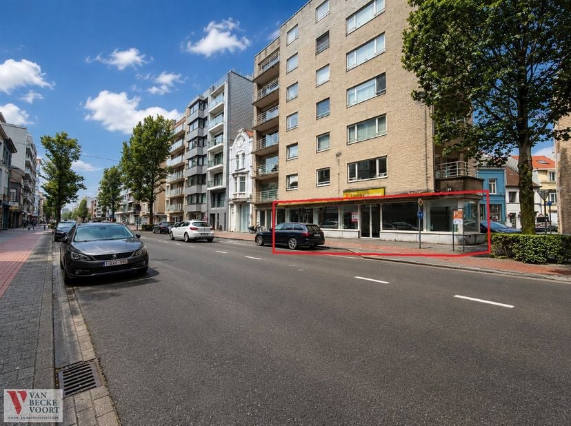 Handelsgelijklvloers (106m²) op aantrekkelijke hoeklocatie - gelegen op één van de drukste en meest commerciële invalswegen -&amp;nbsp; prominente hoeklig