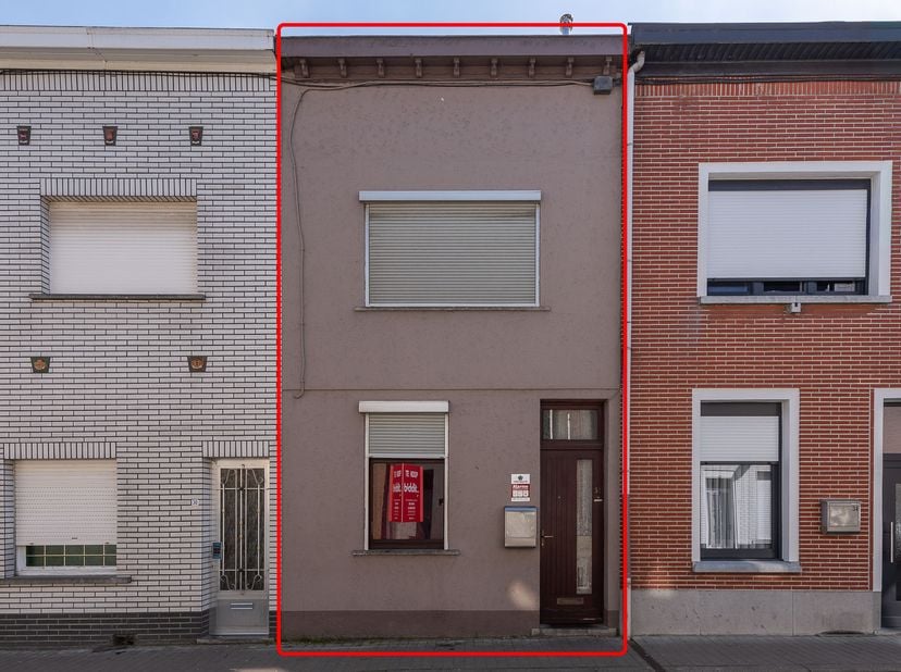 MAISON À RÉNOVER -<br />
La maison comprend 3 étages :<br />
Le rez-de-chaussée comprend le salon, la salle à manger, la cuisine et la salle de bains