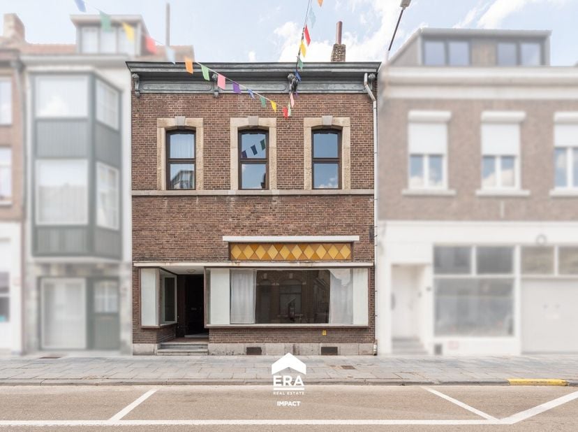 Gelegen in het bruisende centrum van Maaseik biedt dit karaktervolle pand een unieke kans voor wie op zoek is naar een renovatieproject met tal van mo