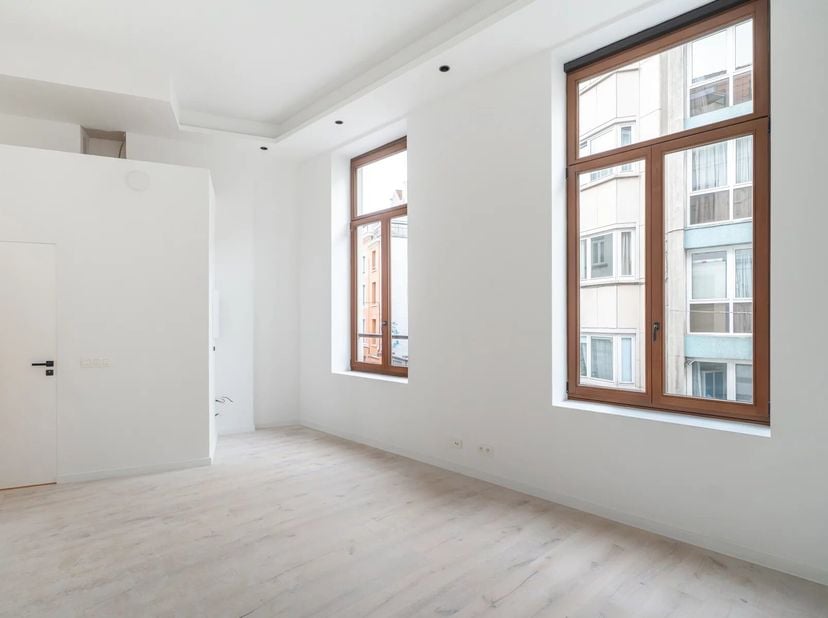 Dans lun des quartiers les plus recherchés dIxelles, à deux pas de toutes les commodités, découvrez ce magnifique appartement de type studio ayant fai
