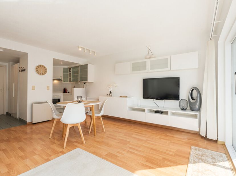 Studio spacieux prêt à emménager avec coin nuit, situé au 1er étage du côté ensoleillé, avec une belle terrasse, à quelques mètres seulement de la dig
