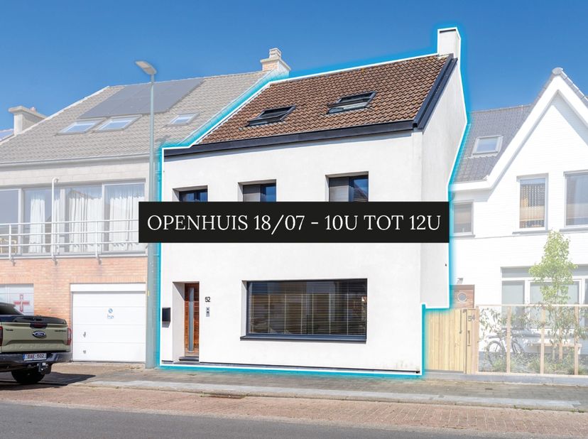 Op slechts 300 meter van het commerciële centrum van De Haan bevindt zich deze grondig gerenoveerde, energiezuinige woning. Tijdens de renovatiewerken