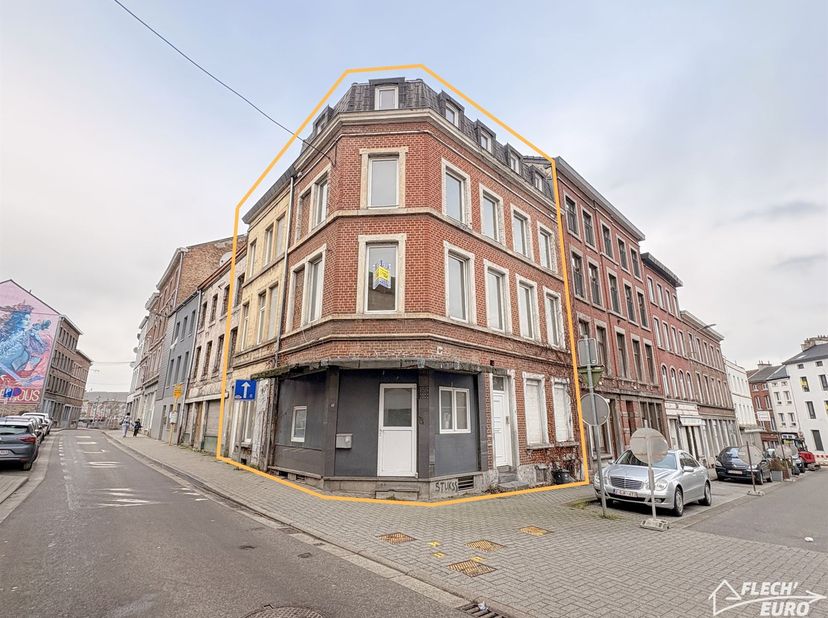 A découvrir, un immeuble de rapport de 5 logements autorisés actuellement non occupé offrant un rendement potentiel de 9.88% après rénovation! Le bien