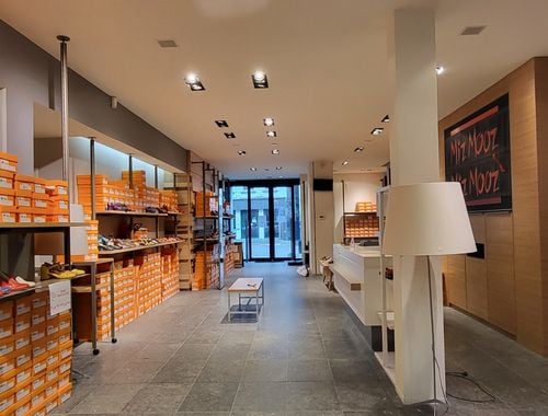                                         Bien commercial à louer à Deinze, € 1.850
