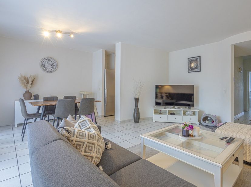 Ruim en verzorgd appartement met twee slaapkamers en terras op de eerste verdieping.<br />
<br />
Gelegen op de eerste verdieping, bereikbaar met trap