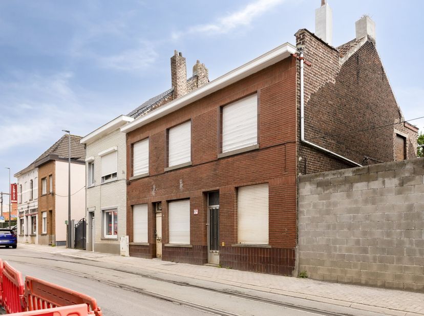 Gebouw voor gemengd gebruik te koop in Groot-Bijgaarden met interessante mogelijkheden voor wie op zoek is naar een renovatieproject.<br />
<br />
 <b