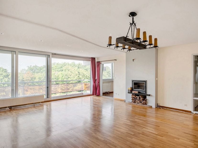 Ruim appartement met drie slaapkamers <br />
Dit lichtrijk appartement van maar liefst ca. 140 m² op de 3de verdieping is ideaal gelegen in een rustig