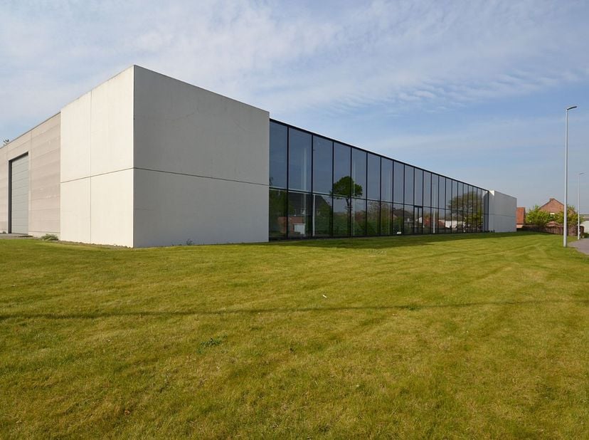 Deze zeer ruime casco kantoorruimte situeert zich op een uitstekende commerciële ligging dankzij de nabijheid van de Rijksweg N36 en het op- en afritt