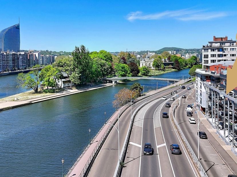 JNP Immobilier a le plaisir de vous présenter ce bel appartement face au parc de la Boverie et proche des Guillemins. Situé au troisième étage d'un im