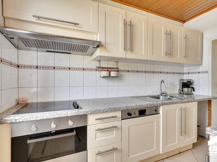 Charmante woning in Genk, rustig gelegen en dichtbij scholen, openbaar vervoer en het centrum.Deze te renoveren woning biedt heel wat potentieel voor