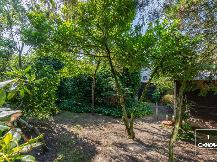 Deze woning is uitstekend gelegen tussen het station Gent-Sint-Pieters en het UZ Gent. Lokale handelaars, scholen en op- en afritten bevinden zich nab