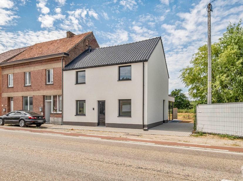 t;Moderne, gerenoveerde woning in Nieuwerkerken met ruime tuin en vrij uitzicht. Deze volledig gerenoveerde woning uit 2025 is voorzien van comfort en