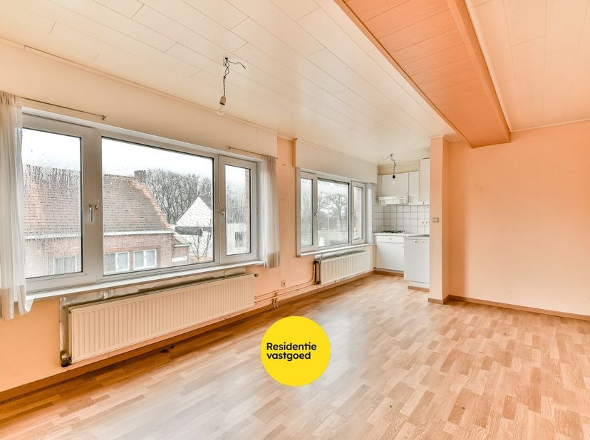 Deze opbrengsteigendom met achterliggende loods is gelegen op een ruim perceel en biedt een interessante opportuniteit voor investeerders of projecton