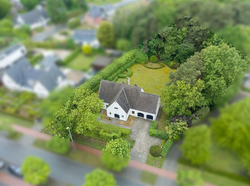 TE KOOP: Uitzonderlijke villa op een breed perceel van ca. 25 are in de Mosselerlaan te Genk!<br />
Deze ruime villa bevindt zich op een bijzonder aa