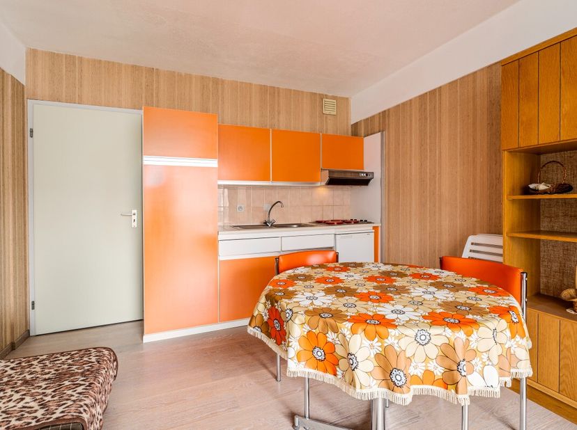 Appartement idéalement situé au centre de Koksijde avec terrasse bien orientée. Ce studio chaleureux situé au centre de Koksijde bénéficie dun agencem