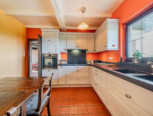                                         Villa-landhuis te koop in Guirsch, € 740.000
