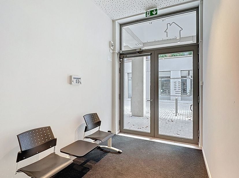 Benaderende OPPERVLAKTEN:<br />
Constructie - bewoonbare oppervlakten<br />
Kantoor/praktijkruimte: 260,20 m²<br />
Gemeenschappelijke ruimten: 318,50