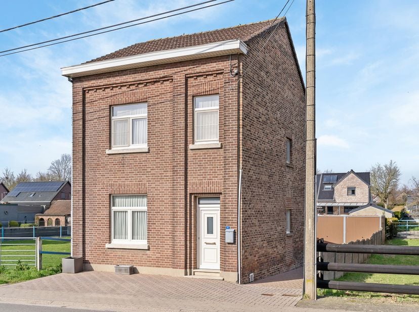 Deze charmante woning (HOB) met een bew.opp van 157 m2 op een perceel van 3a93ca en voorzien van twee garageboxen bevindt zich in het hart van Riemst.