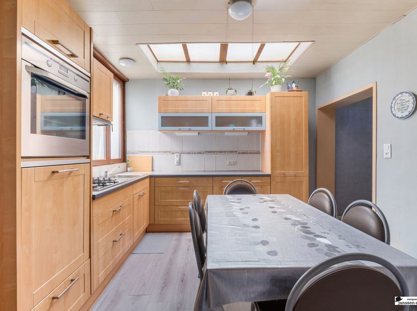 Charmante maison avec 4 chambres et jardin ensoleillé à Wilrijk<br />
Cette maison confortable est située au centre de Wilrijk et offre une quantité