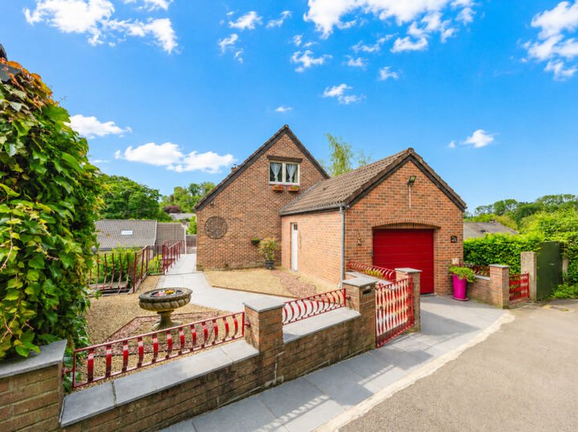 Magnifique et spacieuse villa (+/-288m² daprès PEB), 3 chambres avec terrasses, jardin et garage idéalement située à Soumagne (Ayeneux). Elle se compo