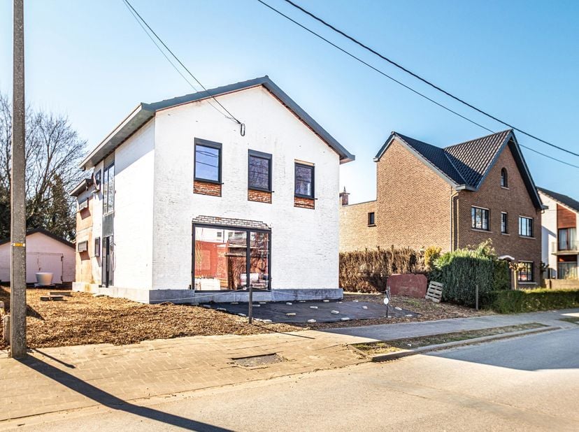 Vandaag nemen we je mee naar deze toffe woning, gelegen in een rustige straat, doch op wandelafstand van het centrum van Bornem. <br />
Maak jij van d