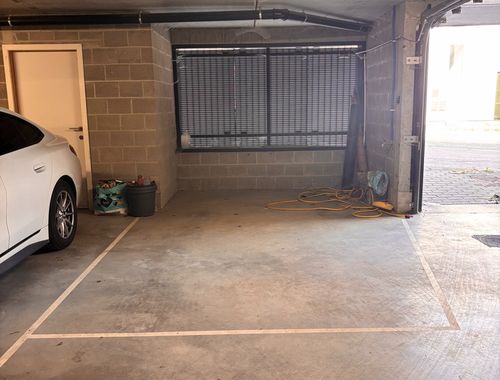                                         Garage à louer à Vlezenbeek, € 110
