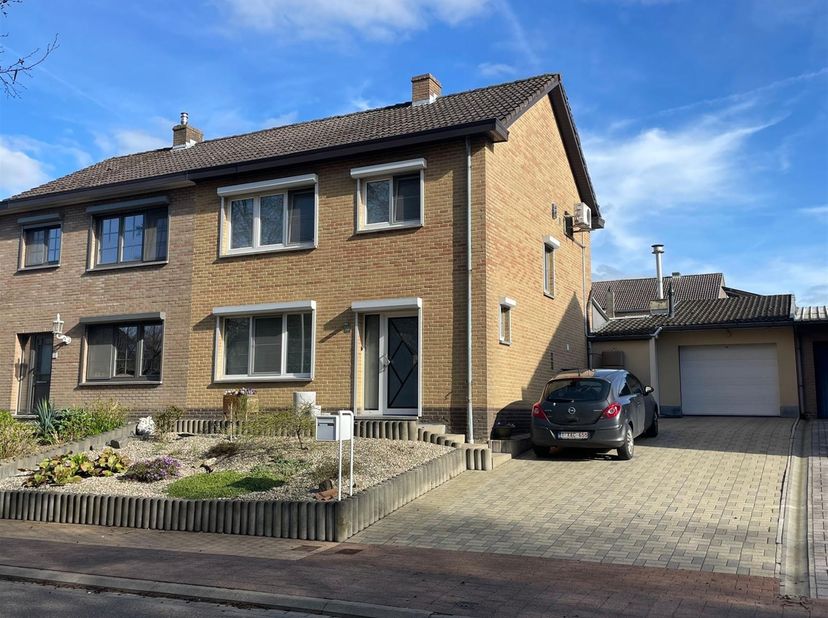 Deze prachtig onderhouden woning is werkelijk instapklaar en energetisch volledig up-to-date gebracht met vernieuwde ramen, dakisolatie, lucht-lucht w
