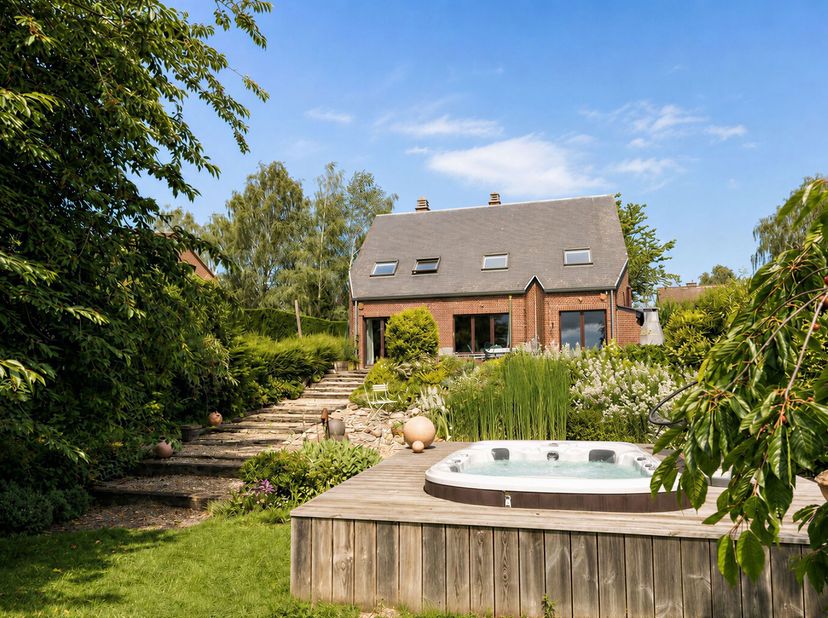 MALONNE, mooi HUIS (4 slaapkamers + 2 badkamers + bijkeuken) gelegen in een rustige en groene omgeving en vlakbij alle voorzieningen. Het huis komt ui