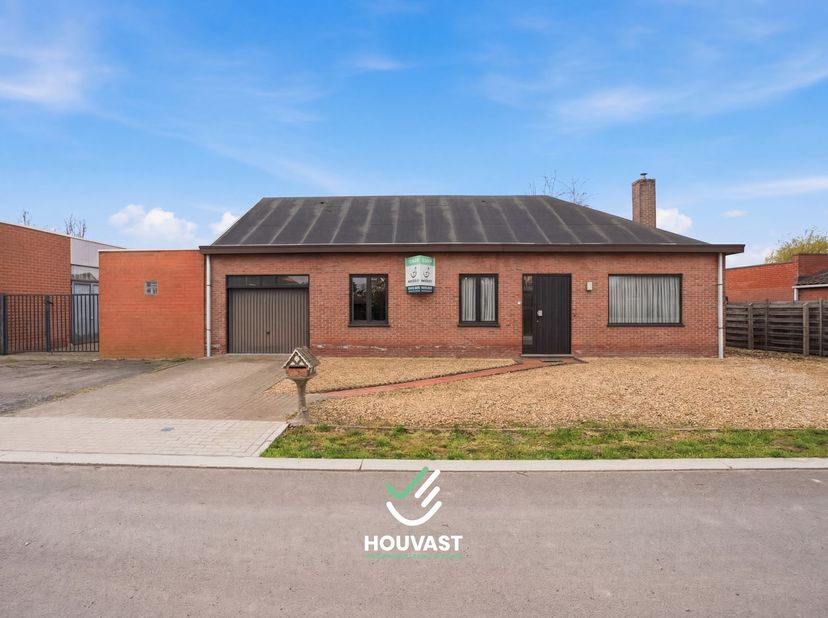 Deze woning is gelegen in het hart van het pittoreske Woesten, een deelgemeente van Vleteren, op korte afstand van Poperinge en Ieper. Dankzij de rust