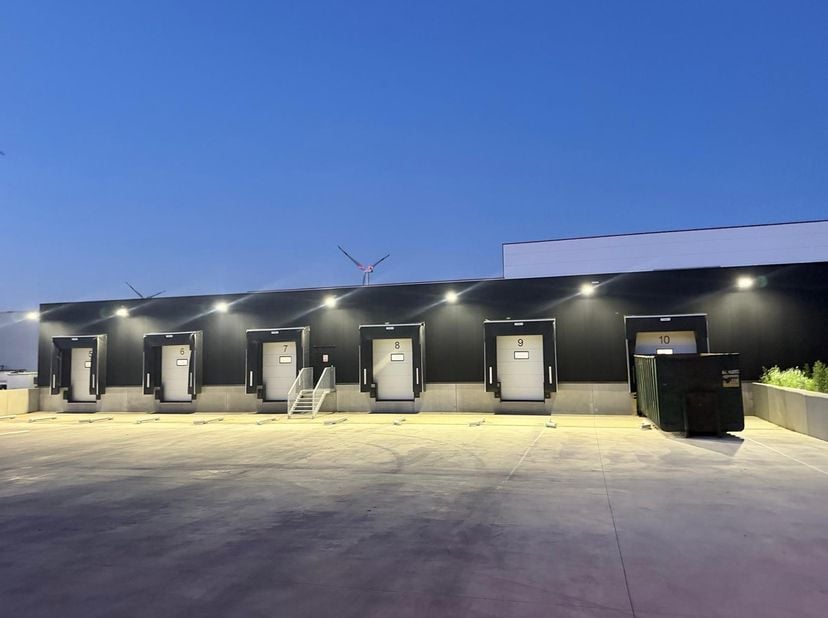 UITZONDERLIJK LOGISTIEK BEDRIJFSCOMPLEX MET KOELMAGAZIJNEN, 10 DOCKSHELTERS, KANTOREN EN CONCIËRGEWONING OP 1,48 HA<br />
Op een uitstekend bereikbare