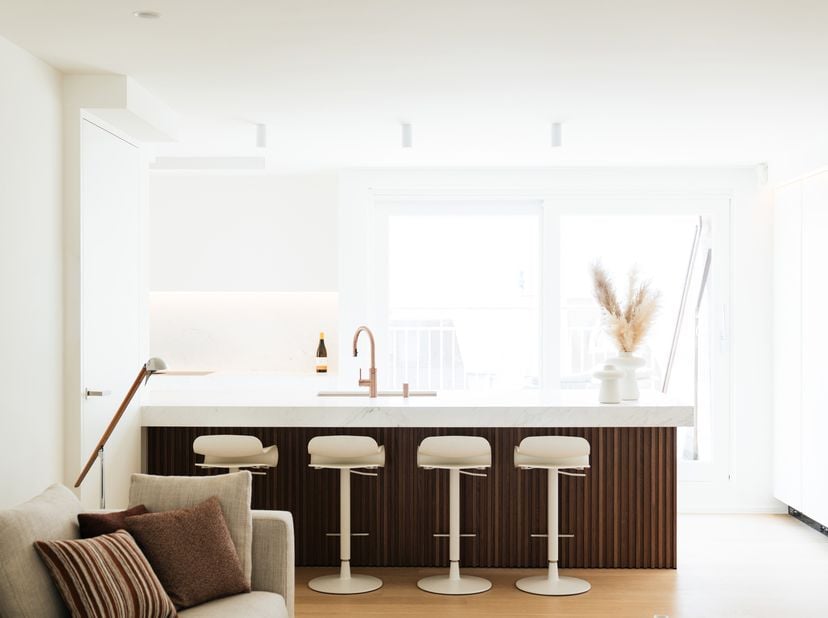 Bel appartement en duplex ensoleillé, doté de terrasses spacieuses et offrant une vue latérale sur la mer, à quelques pas de la digue de Knokke.<br />