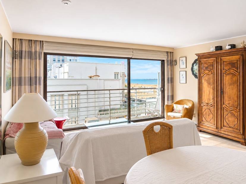 Op zoek naar een aangename uitvalsbasis aan zee, op een topligging in Knokke? Dit ruime appartement combineert een uitstekende ligging met een comfort