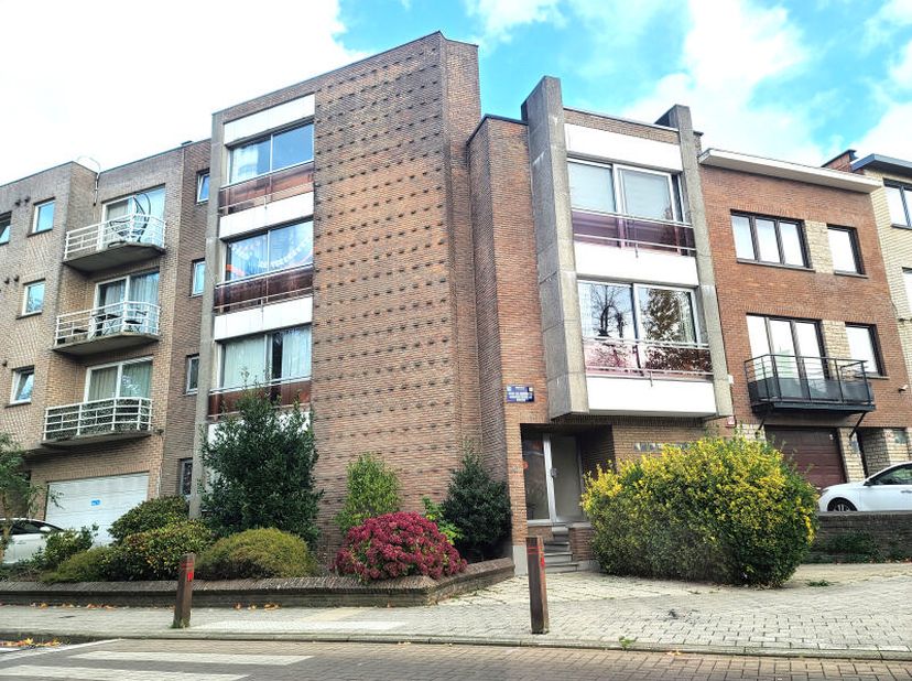 Berchem-Ste-Agathe, Av. des Frères Becquée, 87, au 1er étage d'un immeuble de 3 étages, appartement de 65m² se composant comme suit: hall d'entrée, sé