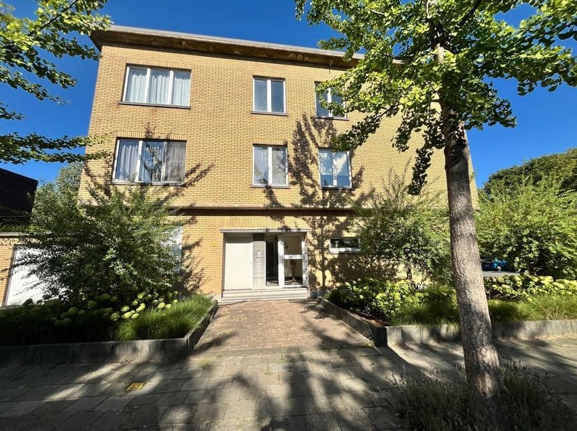 Gelijkvloers appartement met 3 kamers, tuin, garage. <br />
<br />
<br />
Dit verrassend ruim appartement beschikt over een aangename leefruimtes, me